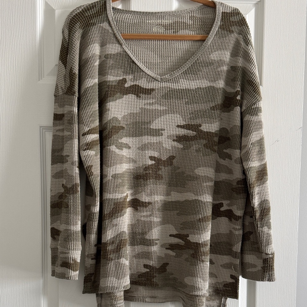 American Eagle Camo V-Neck Waffle Knit Shirt in Taupe and Olive